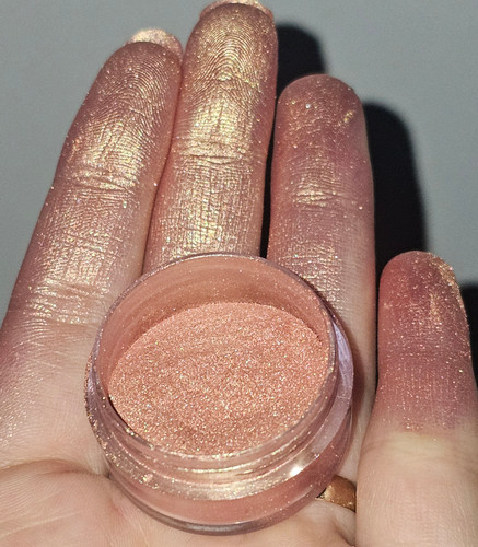 رنگ طلایی گلبهی هلوگرامی